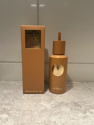Burberry Goddess Parfum Refill 150ml - Burberry Goddess parfym, refill på 150 ml, till salu för 1200 kronor på grund av felköp. Parfymen är helt oanvänd och är en utmärkt julklapp 🎄