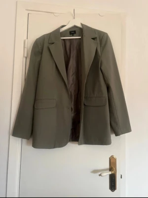 Grön/Khaki oversized kavaj - Oversized, passar S Använd en gång