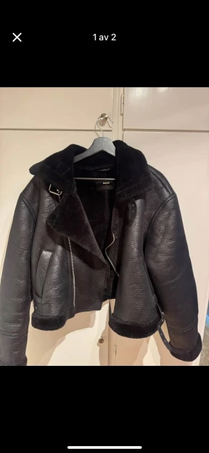 Svart pälsjacka från Bik Bok - Säljer en svart skinnjacka från Bik Bok med päls . Storlek L