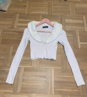 2-delade toppar - Säljer vidare denna mysiga 2 del från NewYorker då den blivit för liten för mig. I bra skick, endast legat i förråd så behöver nog strykas!   Tröja med en gosig fuskpäls till. Linne i mysigt mjukt tyg.   Tröja - M men men skulle säga mer som XS. Topp - XXS & passar även XS.