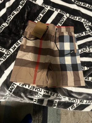Burberry shorts! -  Jättefina Burberry badshorts i storlek M men passar även i storlek S. Dessa shorts kan även användas som vanliga shorts. Det måste inte vara just för att bada.