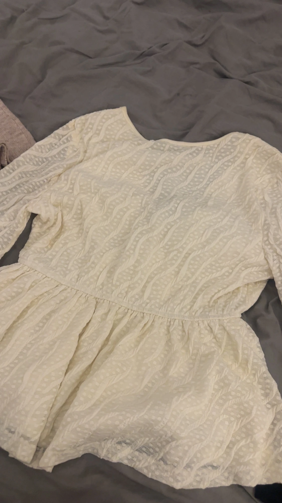 Vit blus med spets och v-ringning - 1