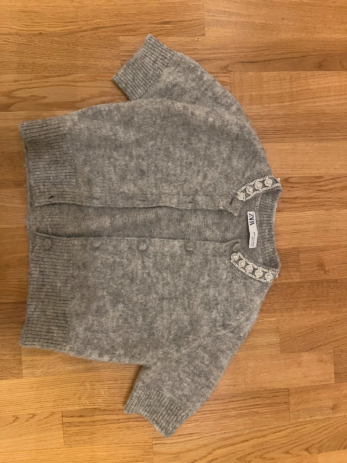 Grå kofta med pärlor från Zara - 4