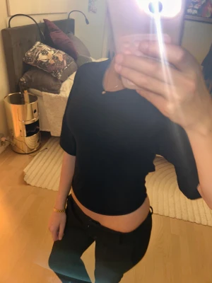 Svarta kostymbyxor från Bikbok  - Säljer ett par svarta kostymbyxor med rak passform och lowwaist. Byxorna har klassiska fickor, bälteshällor och stängs med dragkedja och knapp. Perfekta för en clean och stilren look, passar till både sneakers och boots.