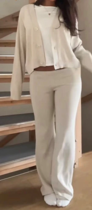 Beiga mjukisbyxor med wide fit - Snygga beiga mjukisbyxor med breda ben och hög midja. Byxorna är tillverkade i ett mjukt och skönt material som ger en avslappnad vibe. Perfekta för chill dagar hemma eller när du vill ha en clean och enkel look.