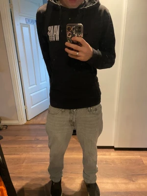 Svart hoodie från Vans med stor logga - Säljer en svart Vans hoodie pga att den ej passar mig