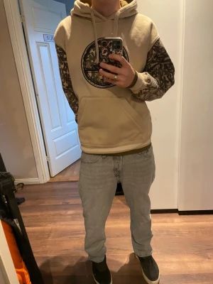 Beige hoodie Sir Benni Miles camo - Säljer en baggy hoodie från SBM, vintage 