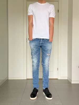 Dondup George Jeans - Säljer nu dessa Dondup George jeans med snygga slitningar i populär design, skriv för fler bilder/frågor🙌🏼