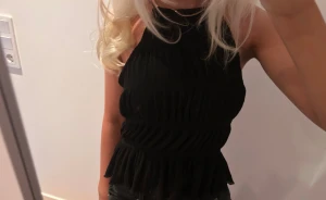 Svart halterneck volang topp - Säljer en svart halterneck topp med volangkant nedtill. Toppen är ärmlös och har ett ribbat, rynkat tyg som ger en snygg struktur. Passformen är slim och toppen sitter tajt över kroppen. Perfekt för dig som gillar stilrena och trendiga plagg.