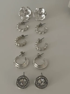 Örhängen  - Örhängen i pläterat silver, från och glitter✨✨