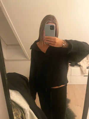 svart stickad tröja  - bra skick förutom lite knopprig, däremot inget man tänker på. Skriv vid frågor!!