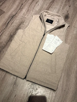 John Henric väst - Snygg manschester väst från John Henric. Köpt i butik för 1053 kr! Storlek xs, helt ny. Skriv för funderingar! 