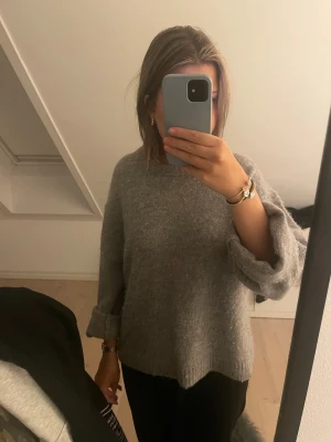 stickad tröja - förutom lite knopprig är tröjan i bra skick, skriv vid frågor!