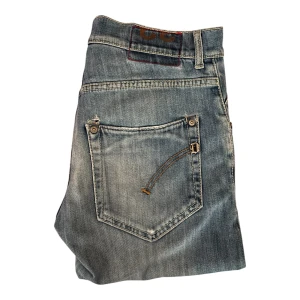 Dondup Jeans  - Ett par fräscha Dondup jeans i storlek W32. Jeansen är i 8/10 skick utan några skador. Slitningar är från fabrik! Dom är blå färgade lite mer åt det ljusa hållet. slim/straight fit. Skriv om det är något du undrar eller om du vill ha flera bilder!                                                        Fraktar så fort jag kan men alltid inom 24H
