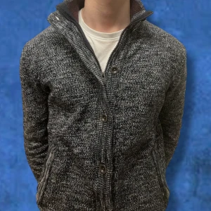 Stickad cardigan  - Säljer en snygg grå stickad kofta från Tom Tailor. Koftan har en hög krage och knäpps med knappar framtill. Perfekt för kyliga dagar och ger en stilren look. Vid minsta fråga eller fundering, tveka inte på att höra av dig🤝