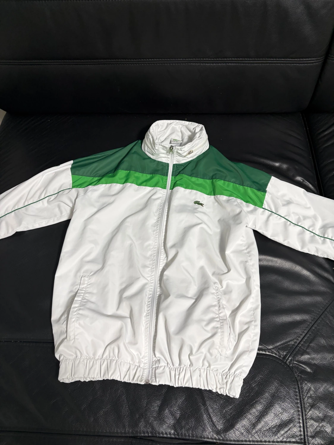 Grön och vit träningsdress från Lacoste