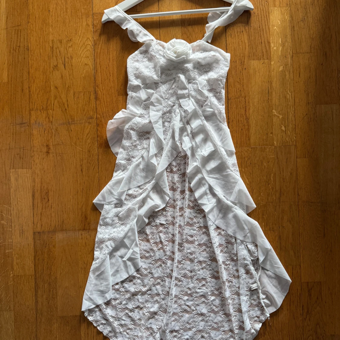 Vit spetsklänning med volanger och ros XS-S - 1
