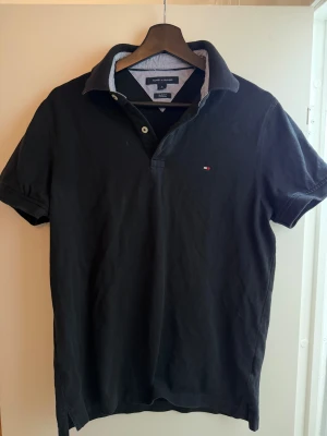 Tommy Hilfiger - piké - Tommy Hilfiger - piké  strl M  Använd, cond 9/10 Nypris 999:- Mitt pris 300:-