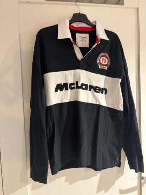 Hollister pike långärmad  - Ovanlig Hollister pike i collab med McLaren! Mycket bra skick. Inga slitage! Hör gärna av dig om det är något du funderar över. Leon