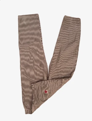 Randiga Carpenter pants från carhartt  - Snygga cargopants med bruna och vita ränder, tillverkade i mjuk bomull. Byxorna har praktiska fickor och en röd hjärtdetaljerad carharttlogga på bakfickan som ger en unik touch. Perfekt för dig som gillar streetstyle och vill sticka ut med coola detaljer. 