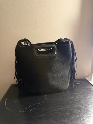 Svart axelväska med fransar från maje  - Säljer min Maje väska 