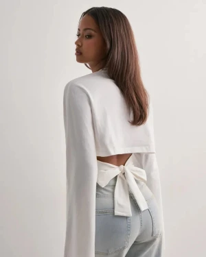 Knyttröja endast provad  - Super söt knyttröja som är perfekt till ett par jeans eller vanlig vardags tröja. Jag själv gillade inte tröja på mig så däfrl säljer jag den, fråga gärna om mer bilder eller andra frågor 😍🤍väldigt lite använd Märsta bara provad 