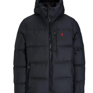 Pufferjacka från Polo Ralph Lauren - Pufferjacka från Polo Ralph Lauren med klassisk röd logga på bröstet. Finns i både svart och marinblått. Jackan har huva, hög krage och flera dragkedjeförsedda fickor. Perfekt för kalla dagar med sin vadderade design och sportiga look. Finns även i S 