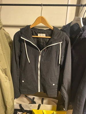 Pier One - Tjena! Säljer denna riktigt snygga Pier One Windbreakern för endast 249kr. Pga defekt på baksidan av höger armen! Annars i väldigt bra skick | Skick - 7/10 | Size - S | Medföljer - Inget Og/Tags | Tveka inte att höra av dig vid minsta lilla fundering!