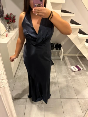 Balklänning  -  Säljer nu min balklänning jag hade i nian, då jag har haft min bal. Klänningen är köpt på bohoo den är köpt i storlek 42 men skulle säga  att den är liten i storleken så den passar mig som bär M. Jag har också sytt upp den o längden så att den passar mig som är 165. Sedan så har jag också sytt upp den i axlarna då den satt lite löst men detta är inte något som syns. Kom privat för fler frågor. ☺️