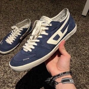 Diesel skor - Diesel S-Leroji D-1 Low sneakers i marinblått och vitt. Storlek 44 men passar också dom som har 44,5 man får även med låda som också är i helt nytt skick!