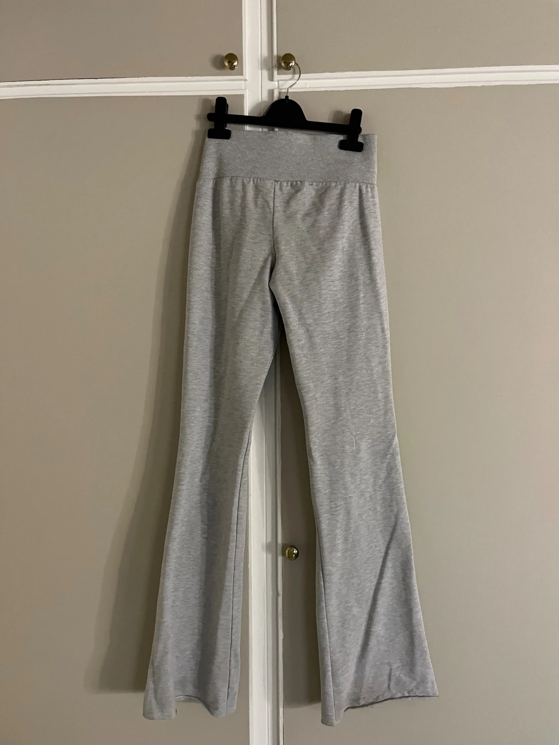 Grå bootcut mjukisbyxor från Nelly XS