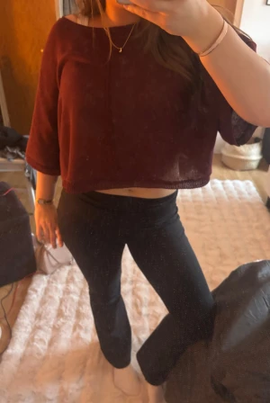 Vinröd croppad stickad tröja MNG - Säljer en vinröd croppad stickad tröja från MANGO med bred halsringning och trekvartsärmar. Tröjan har en loose passform och är perfekt för dig som gillar chill och avslappnad stil. Materialet är lätt stickat och ger en skön känsla mot huden. Strl L men passar mig som har M superbra eftersom jag gillar lite oversized. Använd ca 3 ggr 