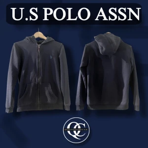 Marinblå hoodie U.S. Polo Assn. - Säljer en stilren marinblå hoodie från U.S. Polo Assn. med dragkedja och huva. Sitter perfekt på mig  och jag är 173cm. Skriv vid intresse!🔹🌟 Använd max 5 gånger inga tecken på användning.