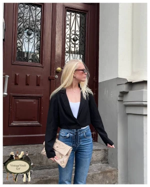 Croppad kavaj - Jättefin croppad kavaj som är snygg till festligare tillfällen! Storleken är 42 men passar som S-M! Bara att höra av dig vid funderingar!