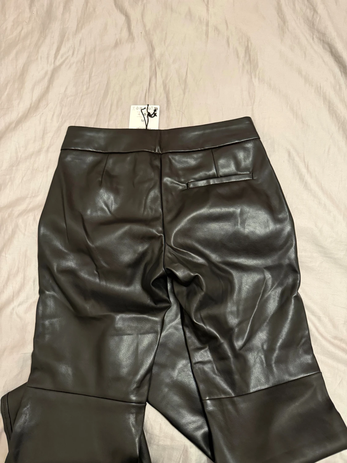 Svarta bootcut byxor i skinn från Bershka - 1