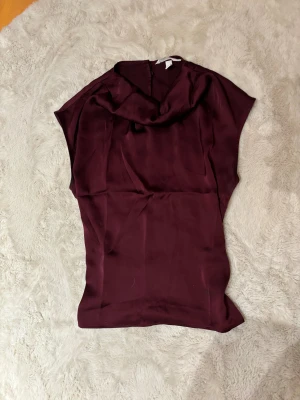 Vinröd topp/blus - Topp från H&M i storlek S💕