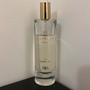 Zara Red Temptation Winter Parfym - Trendig Eau de Parfum från Zara – Red Temptation Winter. Perfekt för dig som vill sticka ut med en modern doft. Snygg flaska med guldig detalj, passar perfekt i väskan eller på hyllan.