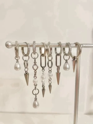 Örhängen  - Laika!!💕💕egengjorda örhängen i rostfritt stål. 129 kr/par, 139 kr/ glittrigt par. December deals så långt lagret räcker. Överrasknings julkit med 6 par örhängen för 350, värde 789. Och 3 för 2 på utvalda örhängen 