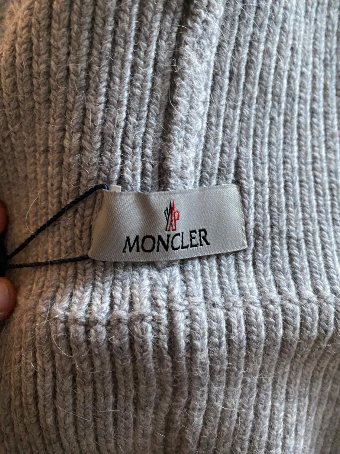 Grå ribbstickad mössa från Moncler - 1