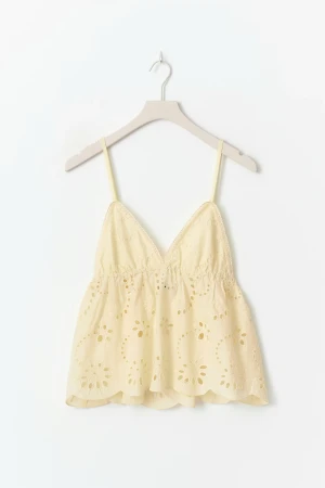 Broderie Anglais topp💛 - Söt ljusgul topp i broderie anglais med tunna axelband och v-ringning. Helt slutsåld på hemsidan!