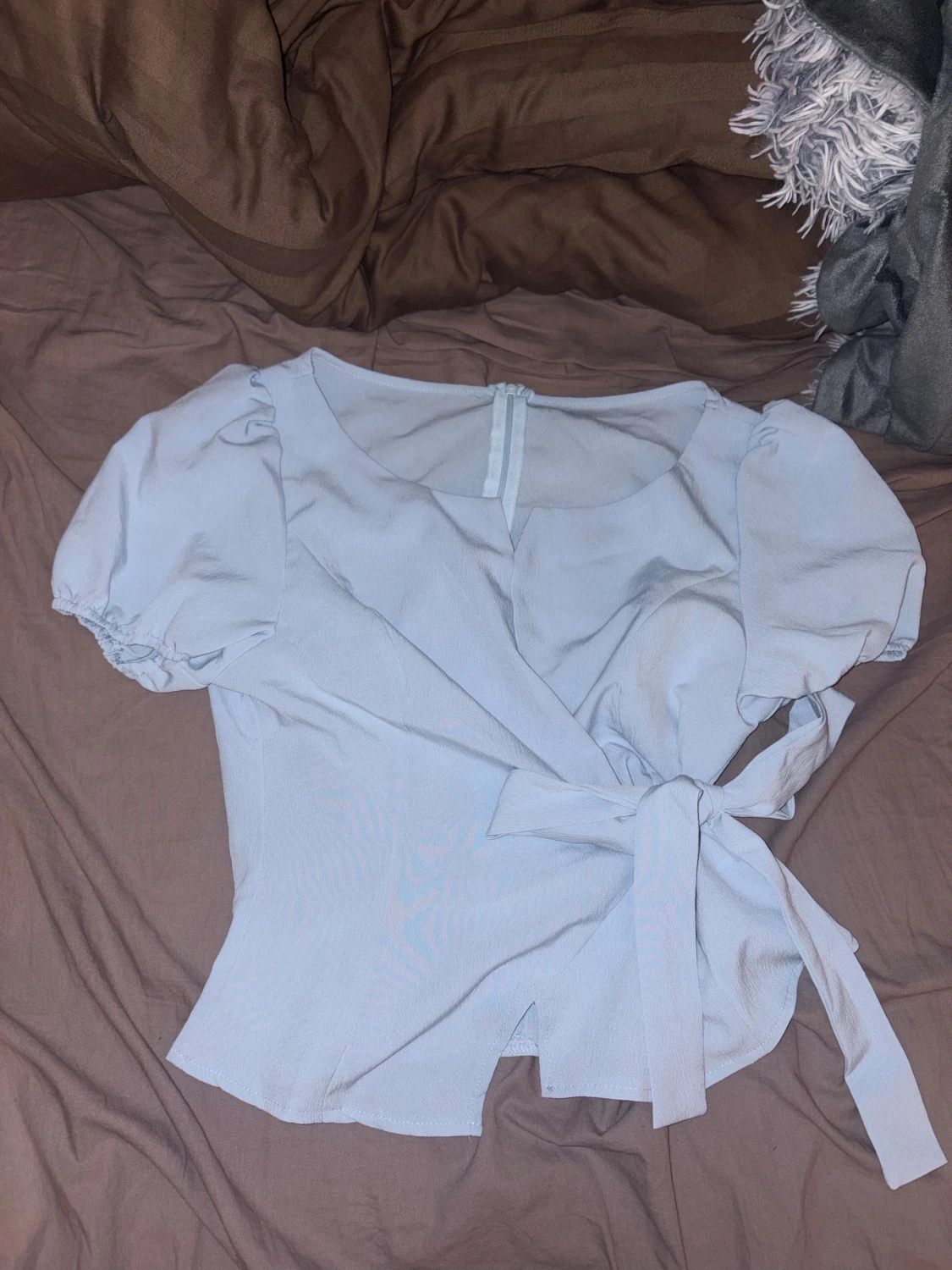 Ljusblå omlottopp med puffärm - 1