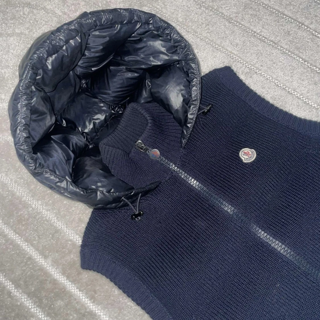 Mörkblå stickad väst med dunhuva - 1