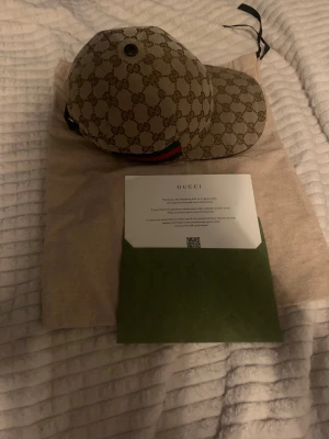 Äkta gucci keps  - Kommer med dastbag box och lappen 