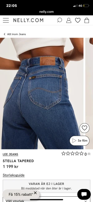 Lee Stella Tapered jeans blå - Snygga Stella Tapered jeans från Lee i klassisk blå tvätt. Modellen har hög midja, raka ben med avsmalnande passform och fem fickor. Jeansen är tillverkade i slitstarkt denim med Lee-logga på bakfickan och läderpatch i midjan. Perfekta för en cool och avslappnad stil. Färg bild 2 Stl 27/31