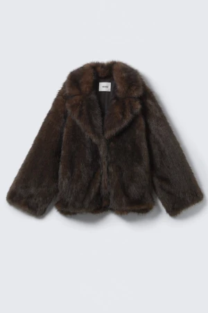 Pälsjacka Weekday stl S - Brun jättefin + mysig pälsjacka från Weekday. Helt oanvänd, råkade köpa fel stl. Nypris 999kr