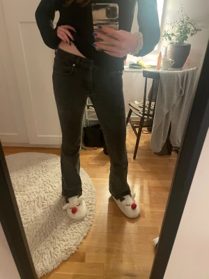 Svarta bootcut low waist jeans - Säljer dessa svarta low waist jeans från lager 157. Jätte snygga och sitter super bra. Jag har andvänt dem en del men fortfarnde jätte bra skick. Kontakta mig för fler bilder, mått mm💞 Pris kan diskuteras!