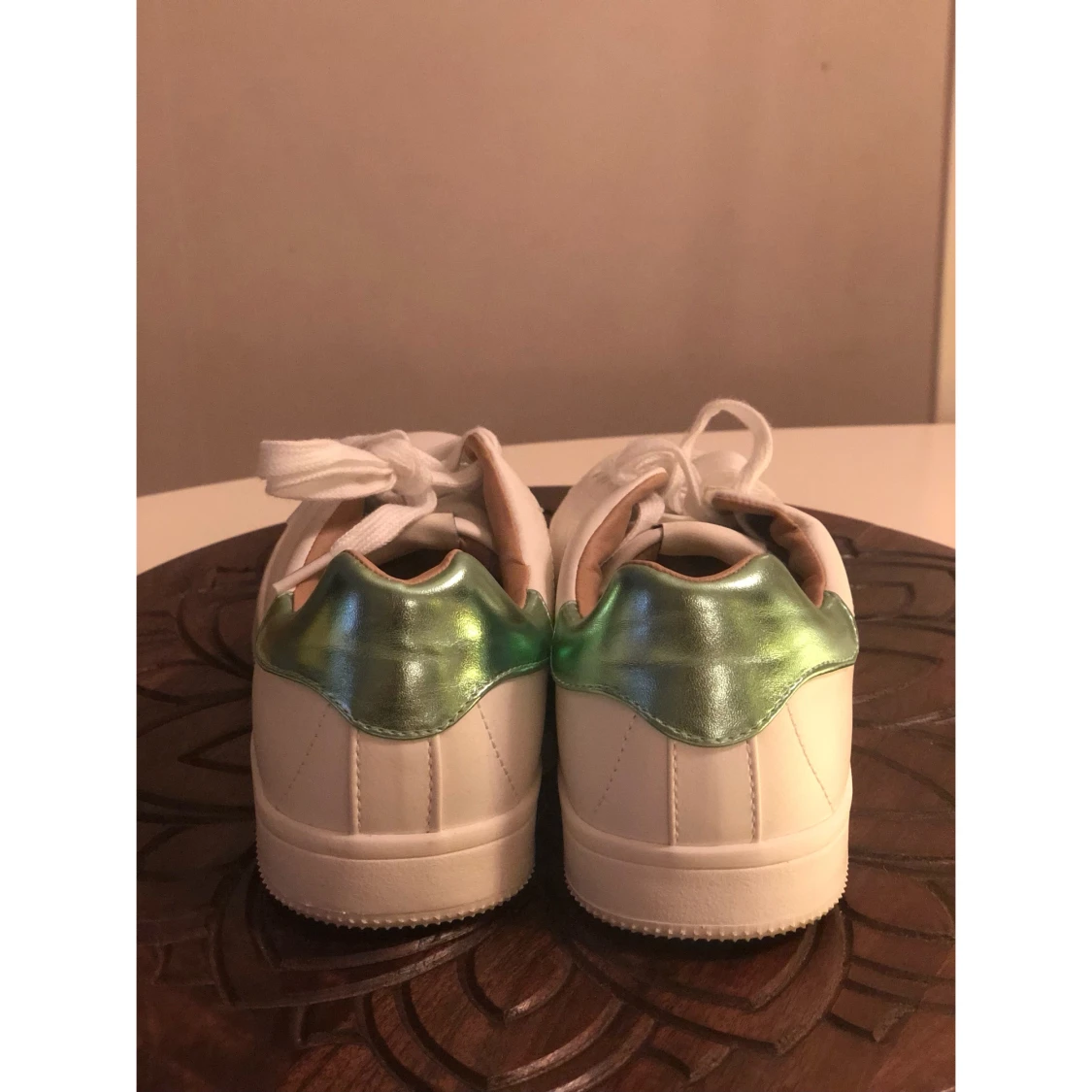 Vita sneakers från ONLY med metallicgrön detalj, 38. - 1