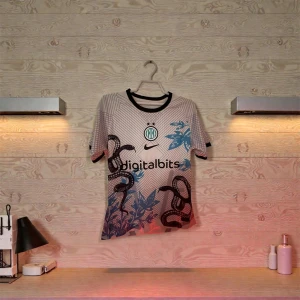 Inter Milan Thuram #9 Nike fotbollströja - (Pris kan diskuteras).  Inter Milan matchtröja med Thuram #9 på ryggen. Vit bas med svarta och blå detaljer, coolt grafiskt mönster med ormar och blad. Digitalbits sponsortryck på bröstet, svart Nike-logga och Inter-emblem. Tillverkad i ventilerande polyester, kortärmad och med svart krage.