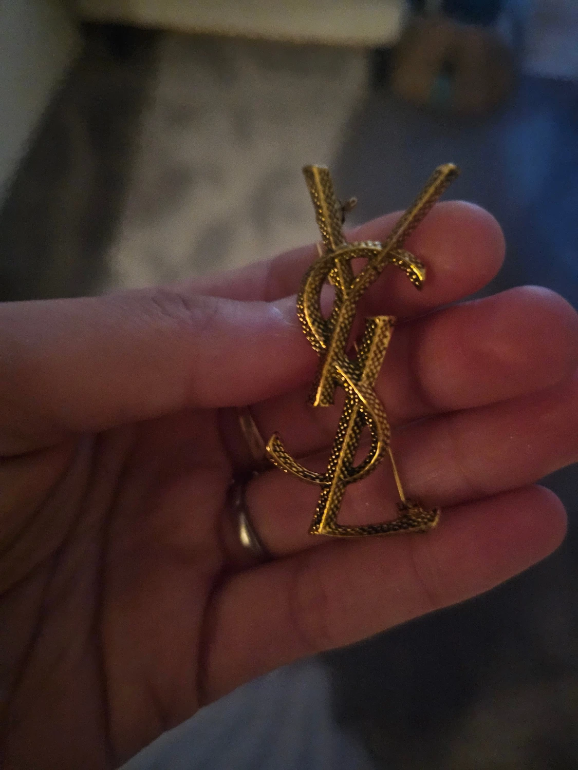 YSL guld brosch logga