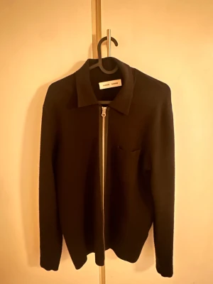 Samsø Samsø cardigan - Svart Samsø Samsø cardigan i storlek S. Riktigt snygg, nypris runt 1400kr. Säljer för endast 449kr!